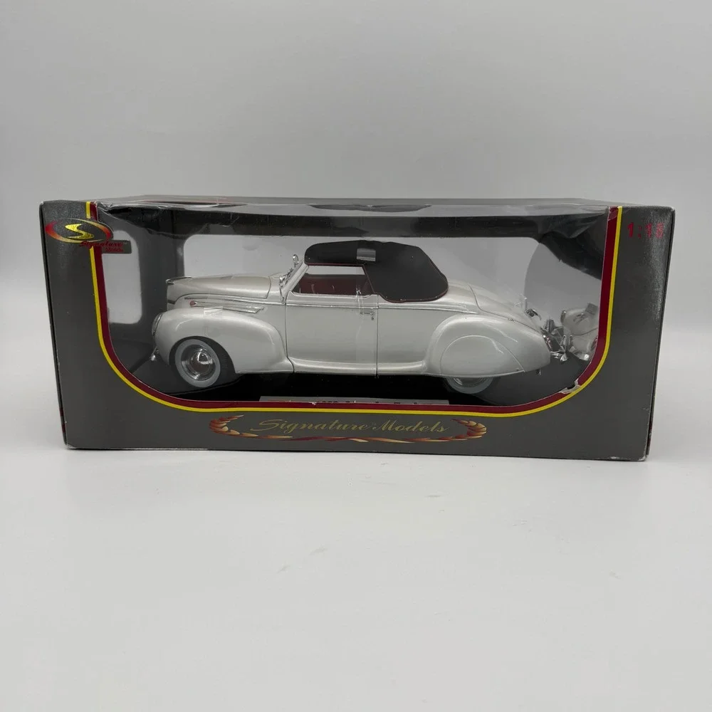 SIGNATURE MODELS 1939 Lincoln Zephyr White w/ Red Interior Diecast Car 1:18